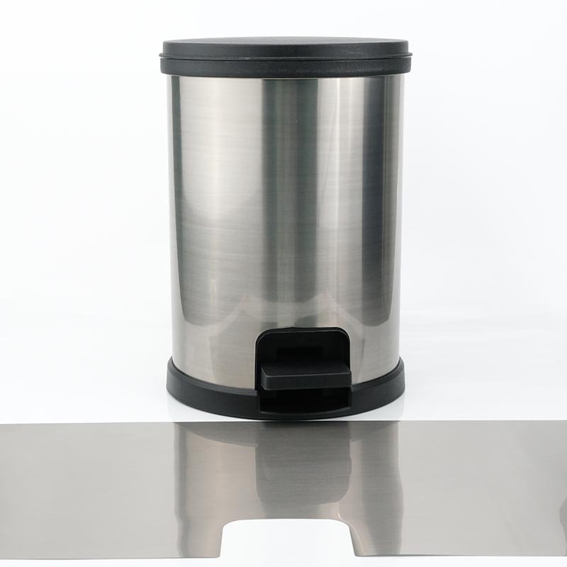 Formowanie wtryskowe pojemnika na śmieci w etykiecie formy